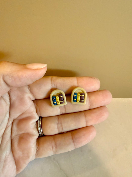 Bookshelf Studs